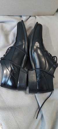 Buty lakierki komunijne ślub czarne około 25 cm wkladka