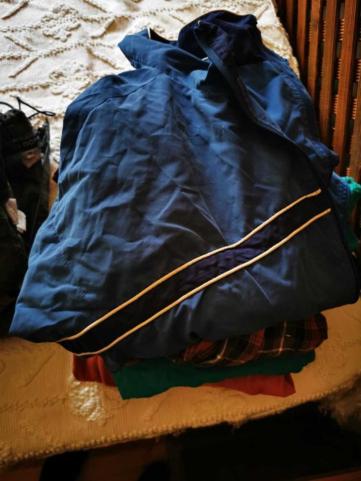 Calças de ganga e blusas Zara, Timberland e outras roupas