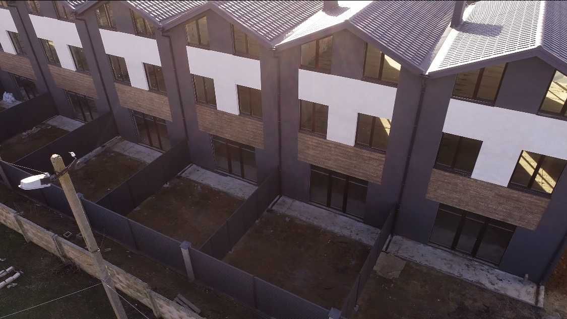 Продам таунхаус з подвір'ям в ЖК Гармонія
