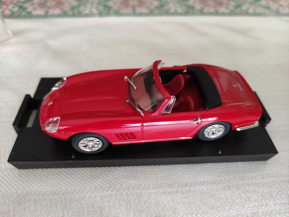 Vendo miniatura Ferrari, na escala 1:43,
marca Brumm.