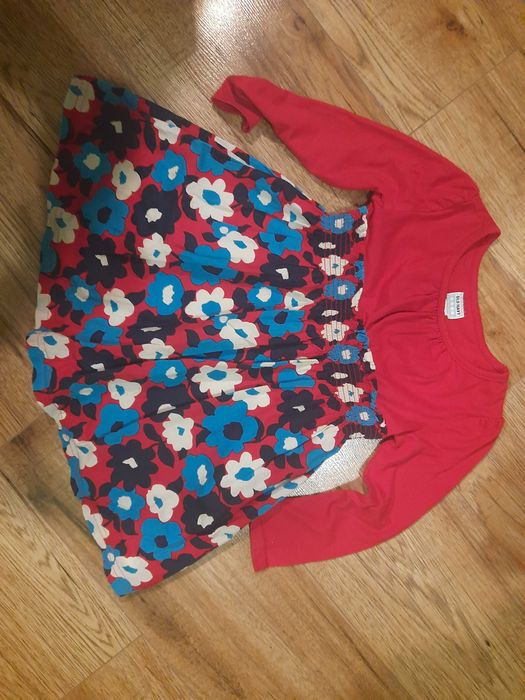 Piekna czerwona sukienka dla malej dziewczynki