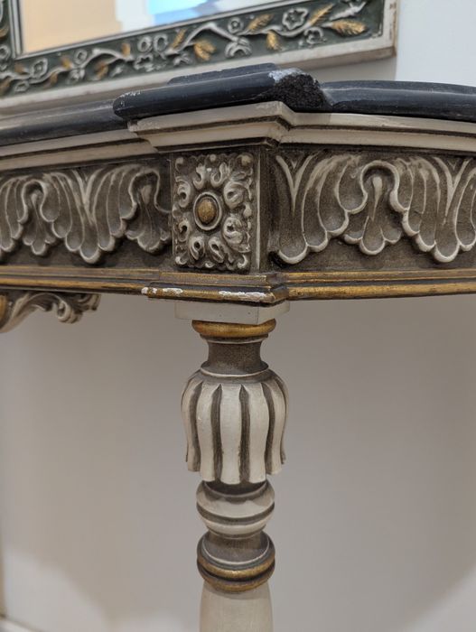 Credencia muito antiga com espelho