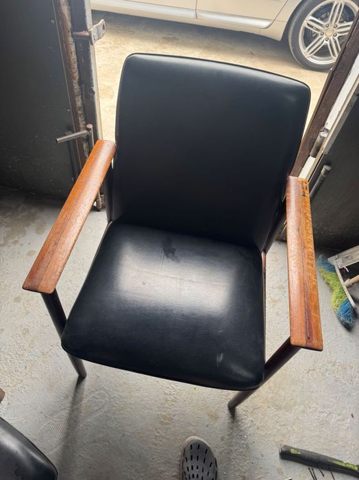 Датське тикове крісло від Фінна Юля