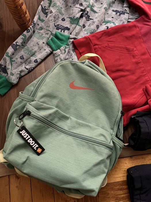 Одяг та іграшки хлопчику