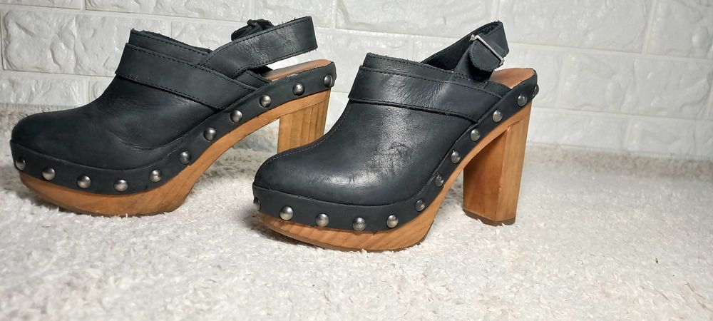 Черные кожаные сабо.