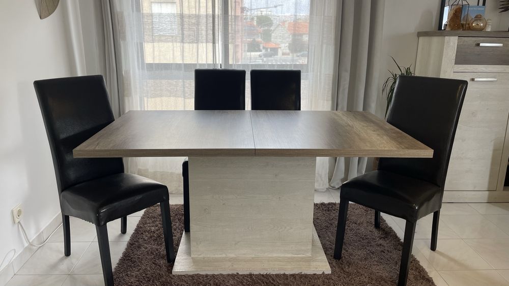 Mesa Extensível e Cadeiras