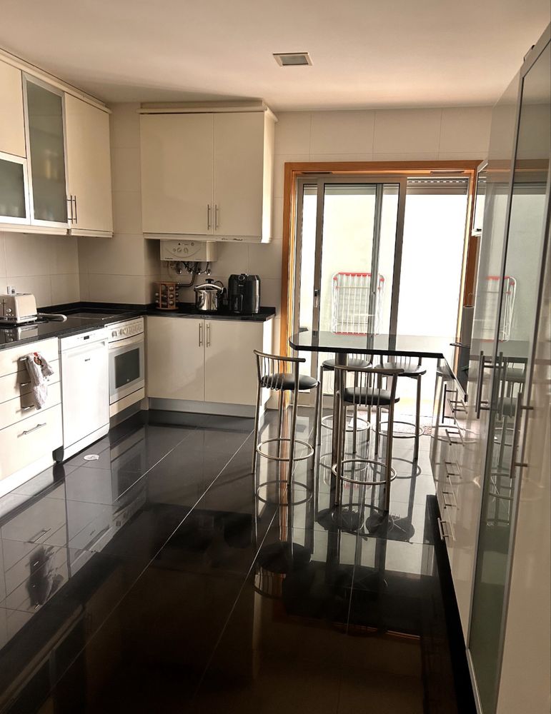 Quarto mobilado em T2 perto do metro em Areia