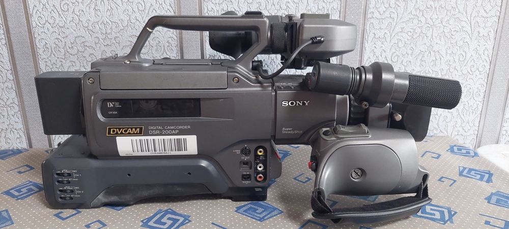 Продам профессиональную видеокамеру Sony DSR-200 AP