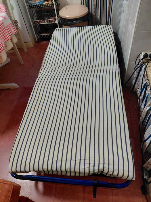 Cama dobrável prática e funcional