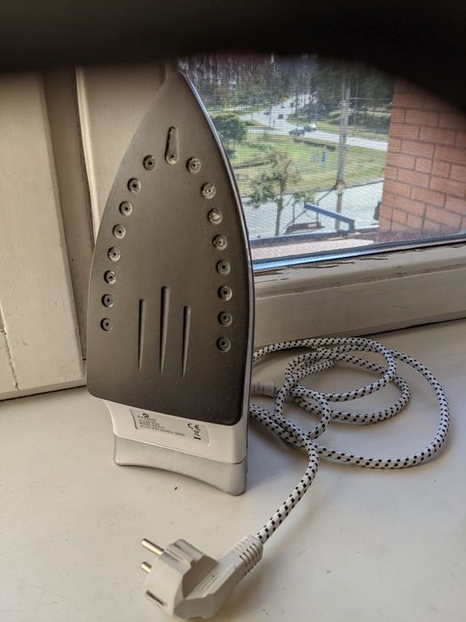 Утюг з відпарювачем