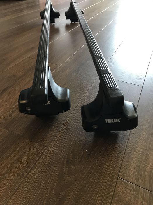 Bagażnik dachowy Thule.