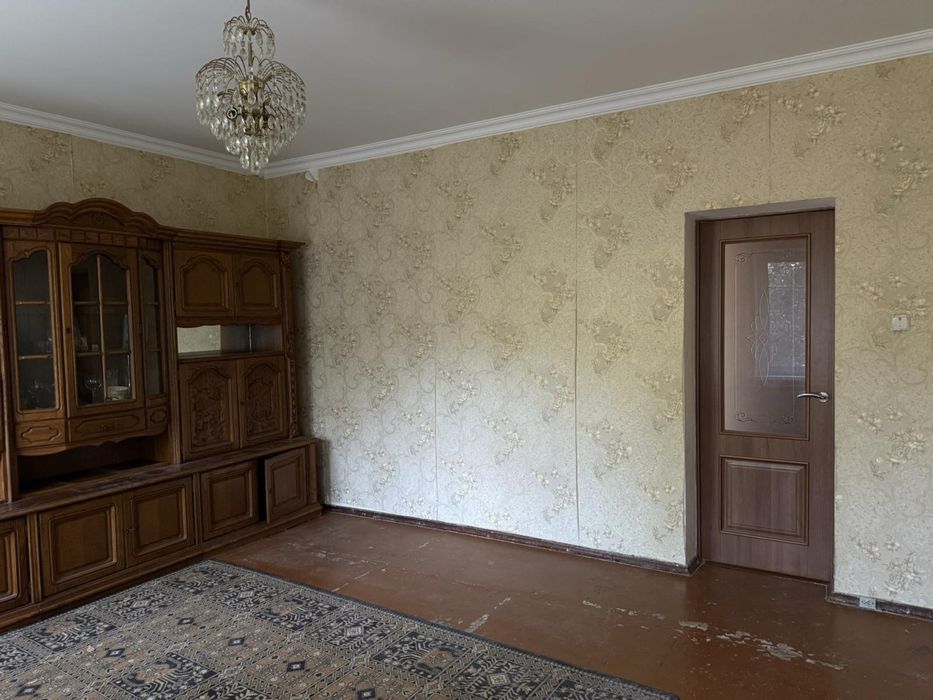 Продаж цегляного будинку, у центрі Хотова