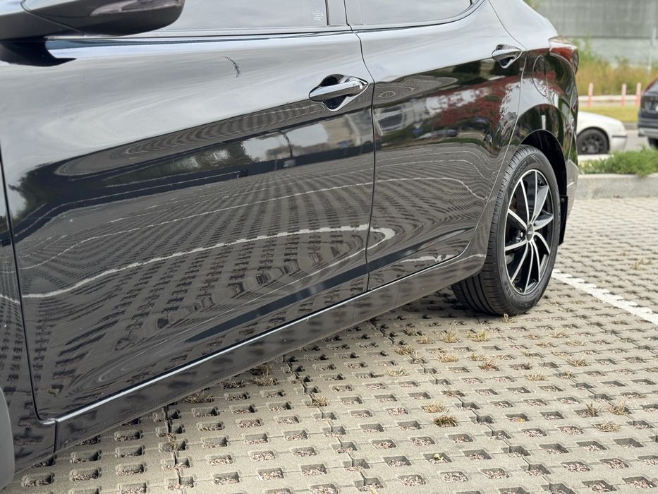Hyundai Elantra Офіційна Максимальна в гарному стані