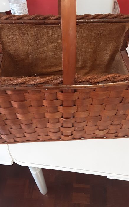 Cesta em madeira folhada