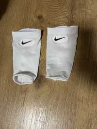 Opaski na ochraniacze Nike
