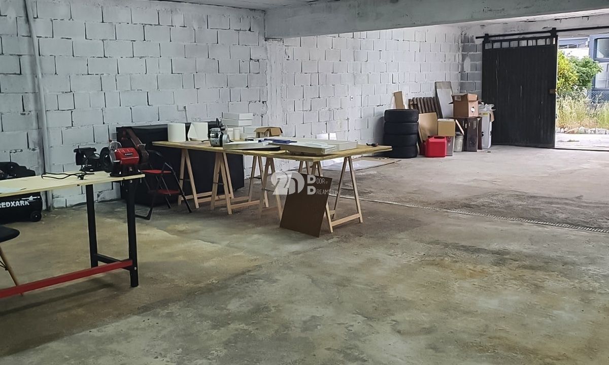 Armazém com 135m², localizado na freguesia de Landim, em Vila Nova de