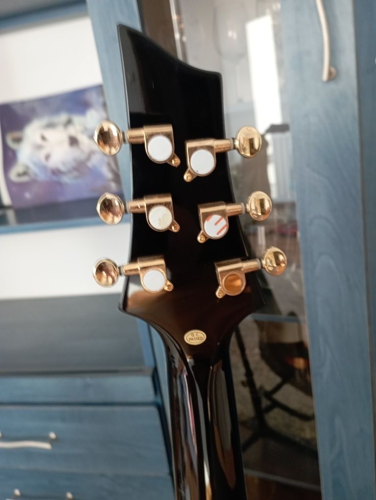 Gitara robiona w Indonezji