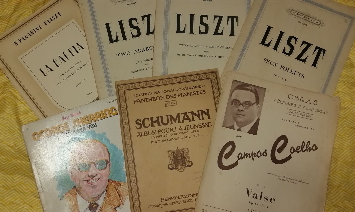 Livros de partituras e pautas de Música para piano, órgão, formação e