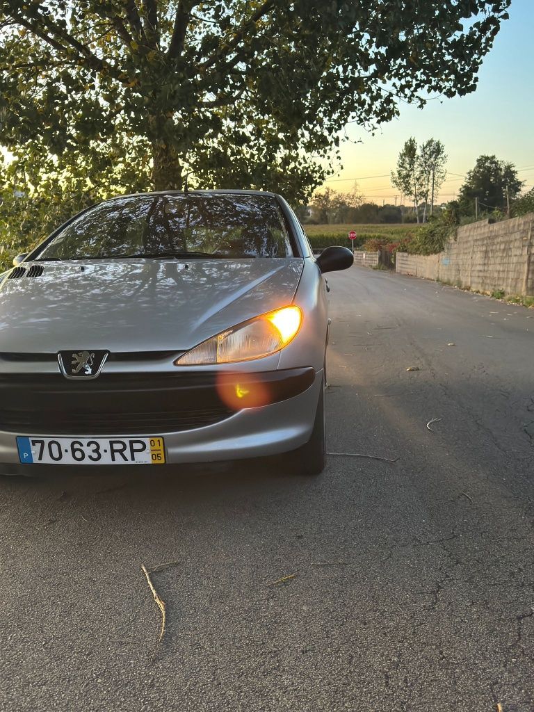 Peugeot 206 1.1 Gasolina  ano 2001