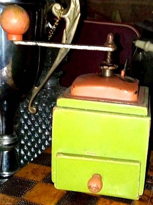 Stare dwa młynki do pieprzu