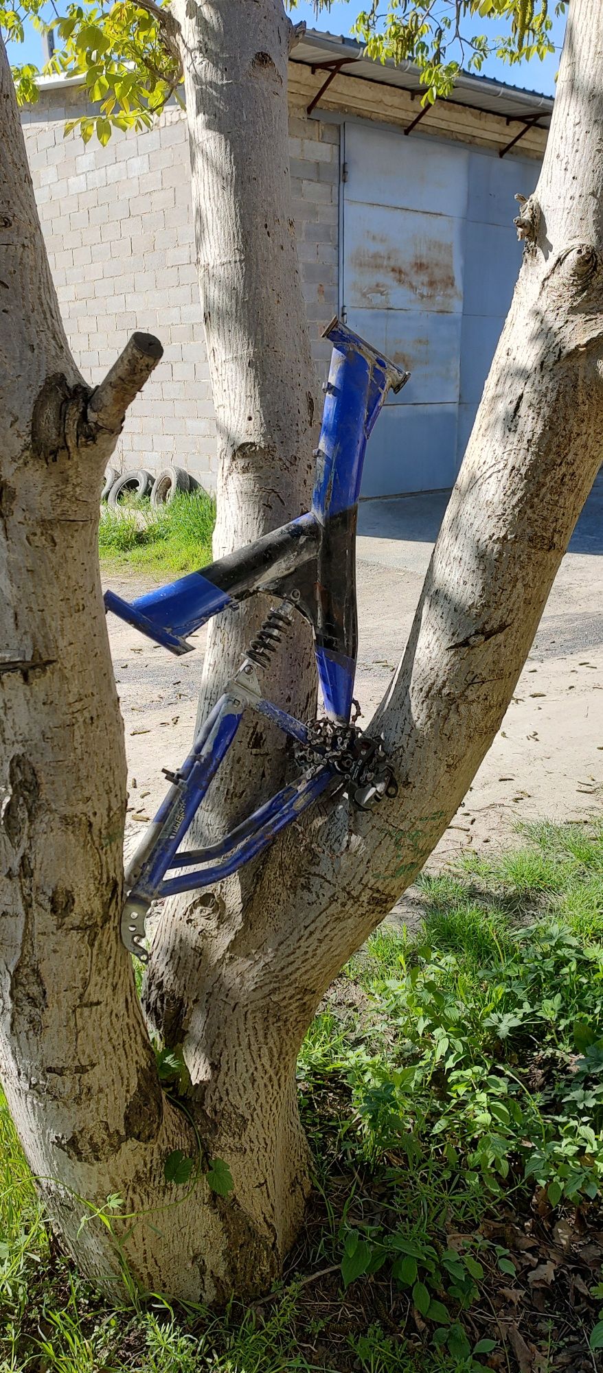 Рама і колеса від велосипеда