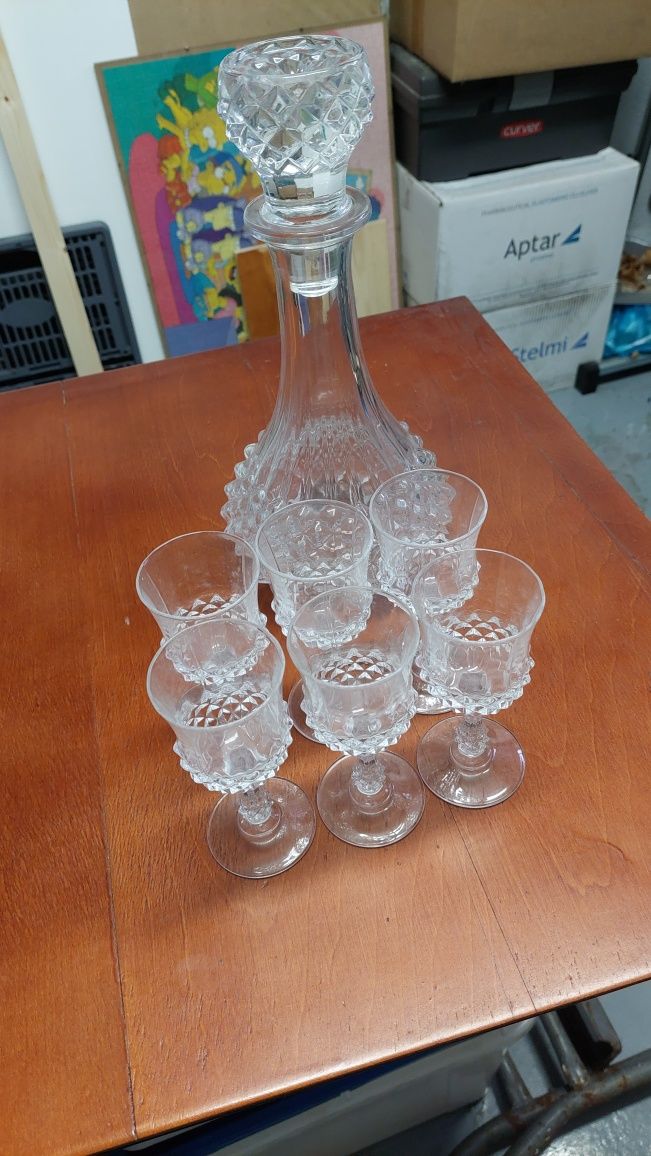 Conjunto de garrafa e 6 copos de pé de cristal