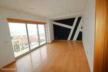 Apartamento T2 com parqueamento e vista de mar.  A 3 minutos da pra...