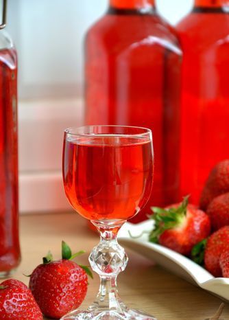 Полунична наливка