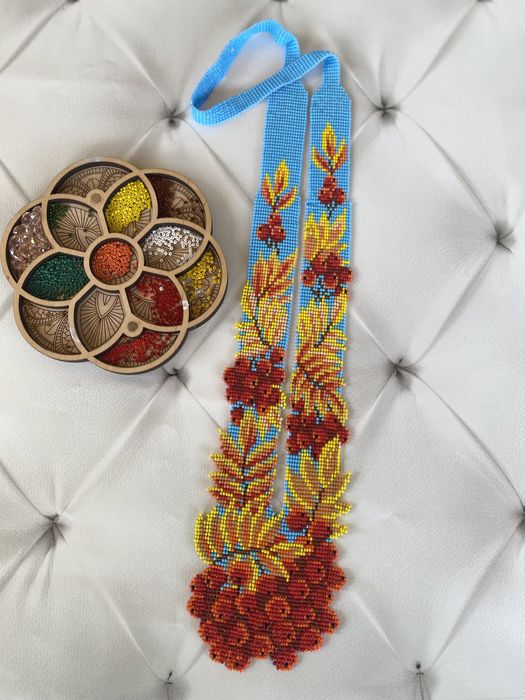 Гердан з чеського бісеру, вироби з бісеру. Кутовий гердан.