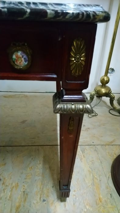 Стол стіл з мраморною поверхнею