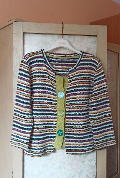 Sweter zapinany na różne guziki
