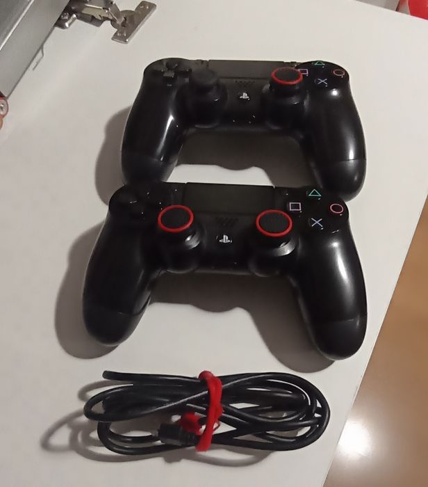 PS4 excelente oportunidade com 2 comandos e vários jogos