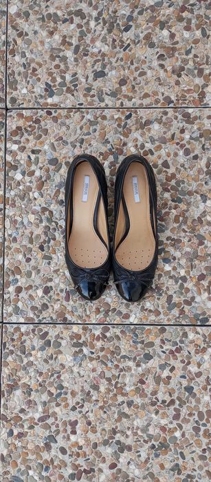 Sapato GEOX muito elegante em pele preta com lacinho