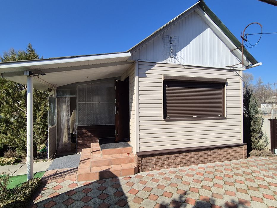 Дача біля річки Дніпро