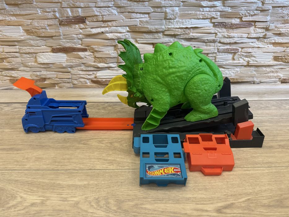 Трек Hot Wheels City Небезпечний трицератопс