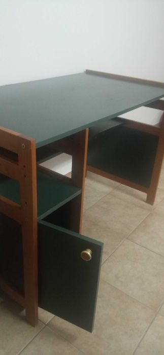 Secretária muito usada. 114x63.