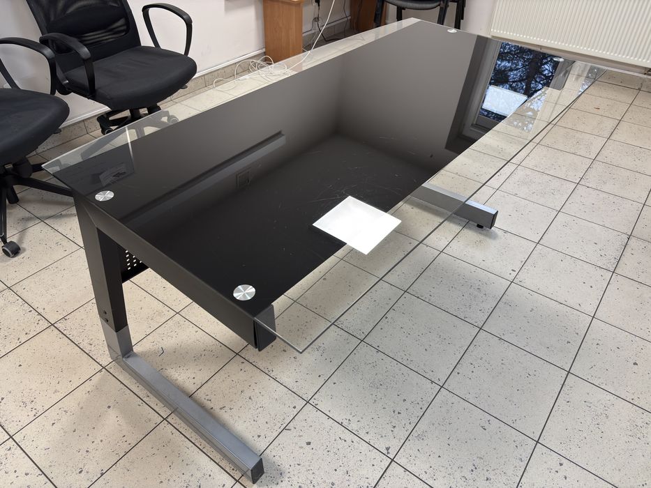 Biurko z szklanym blatem