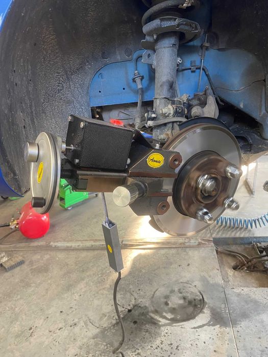 Urządzenie do toczenia tarcz hamulcowych na samochodzie