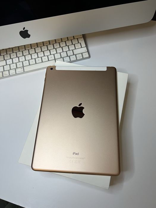 iPad 6. generacja 128 GB Wi-Fi + Cellular + Etui z klawiaturą