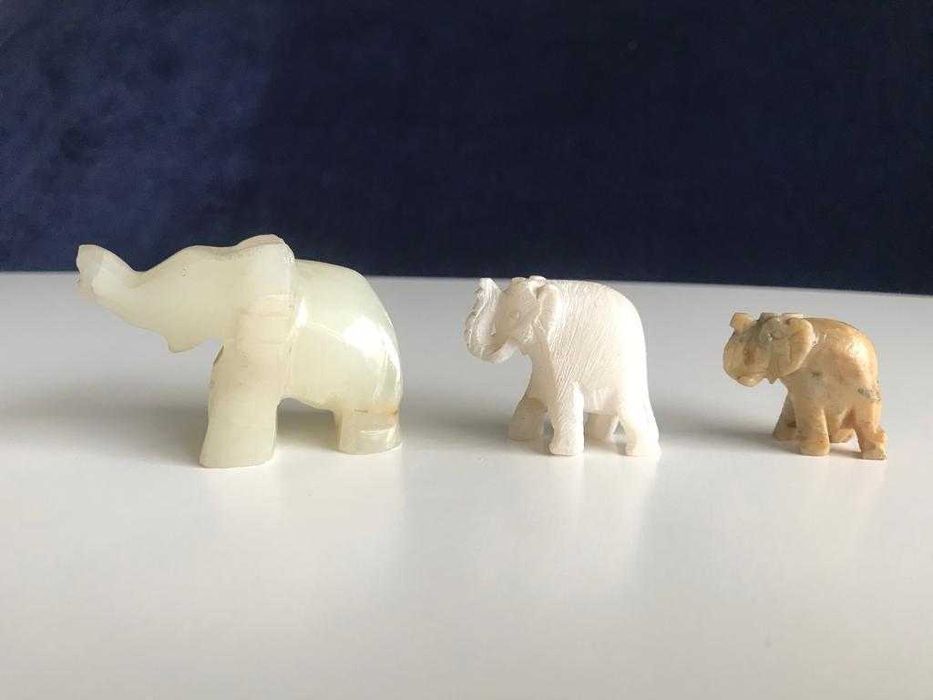 Słoniki figurki z onyksu i alabastru, kolekcjonerskie