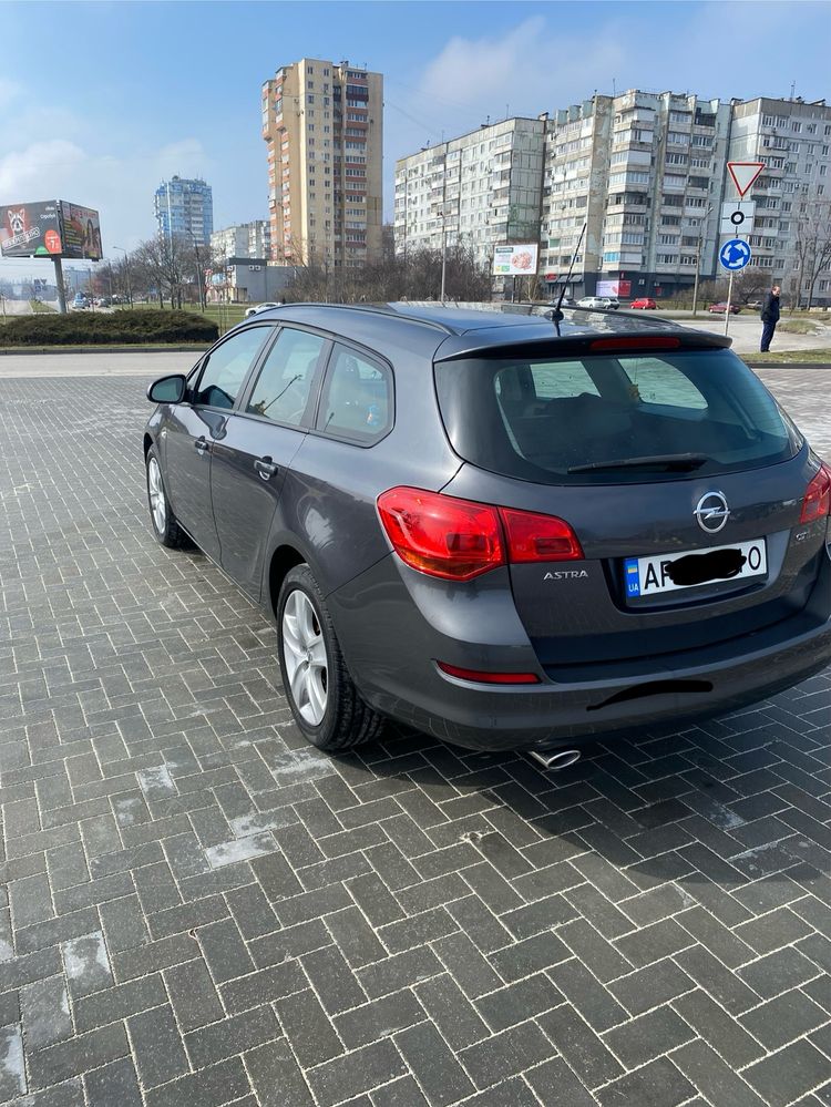 Продам авто opel astra j