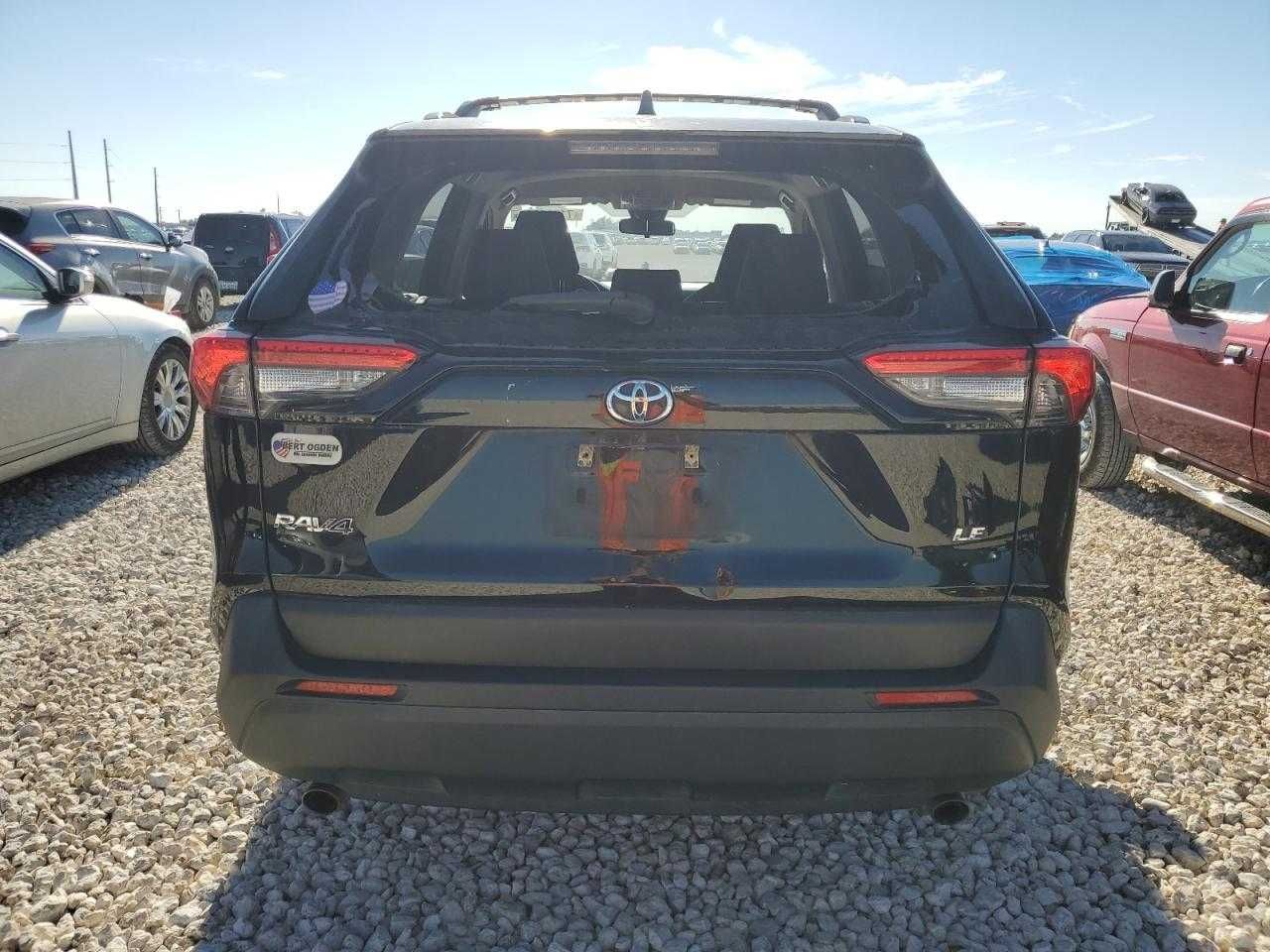 2019 TOYOTA RAV4 LE чорний колір