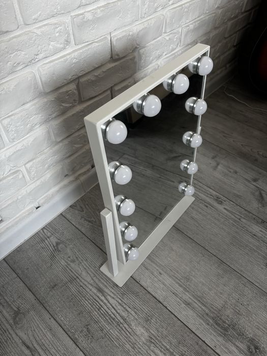 Lusterko do makijażu z oświetleniem LED