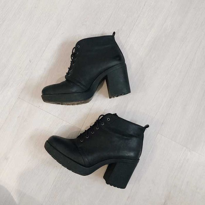 Czarne buty botki trzewiki wiązane na obcasie i platformie ekoskóra 36