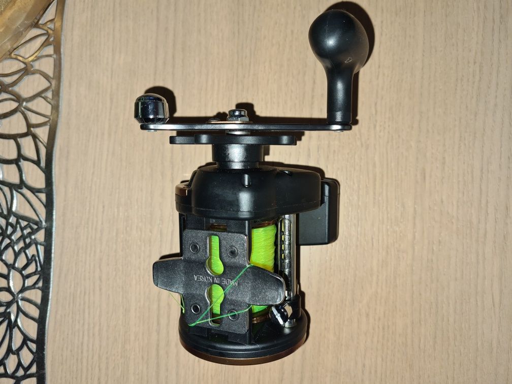 Multiplikator DAIWA SEALINE SG47LC3B na lewą rękę + gratis.