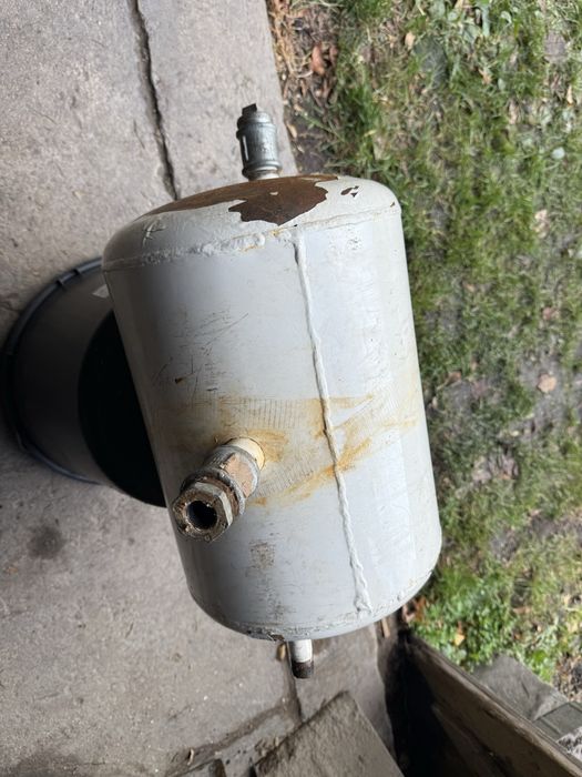 Centralne ogrzewanie grzejniki, pompa, zbiornik wyrownawczy, bijler