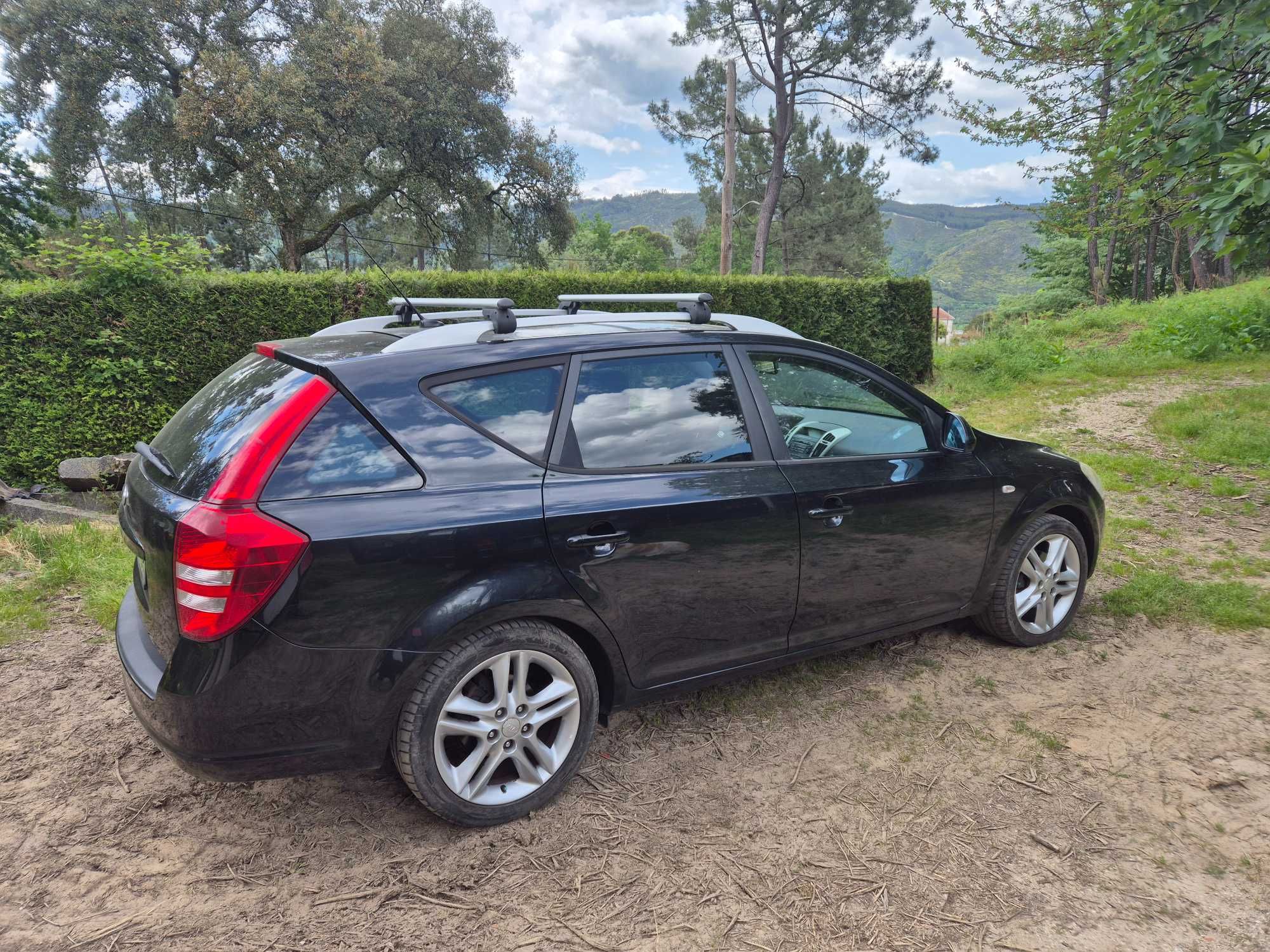 Kia Ceed preto com poucos kms