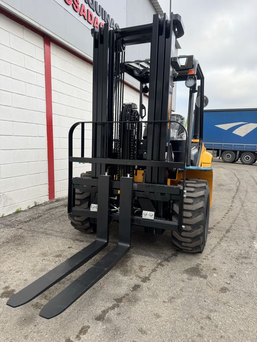 Empilhador Euroyen FD25TT4 (diesel) 2,5Ton 4x4