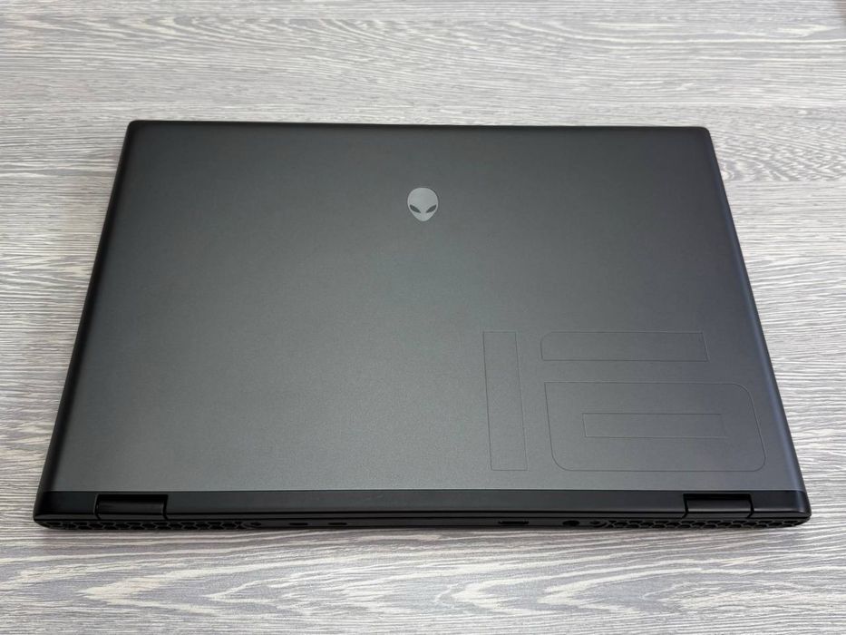 Alienware m16 R2 / QHD+ 240 Hz / Ultra 7 155 / RTX 4070 / 16 / 1 TB