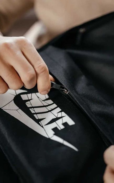 Стильний чорний рюкзак Nike - універсальний варіант для міста